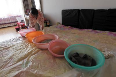 赫章楼上漏水，住户失联，小区没物管，业主维权难！律师来支招……